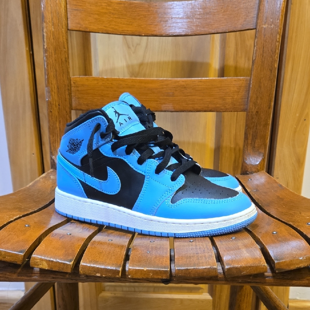 Air Jordan 1 Mids Youth Size 5